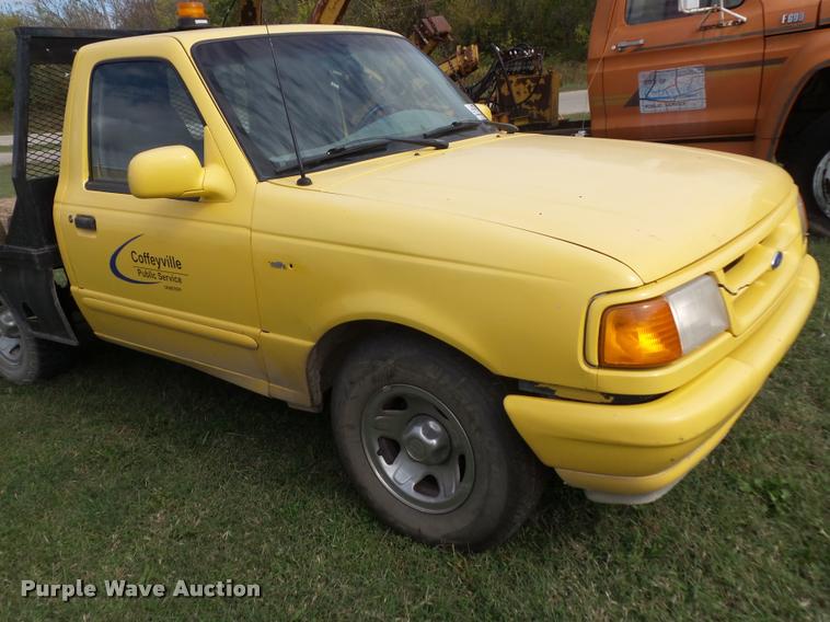 image for item L4425 1995 Ford Ranger flatbed pickup truck