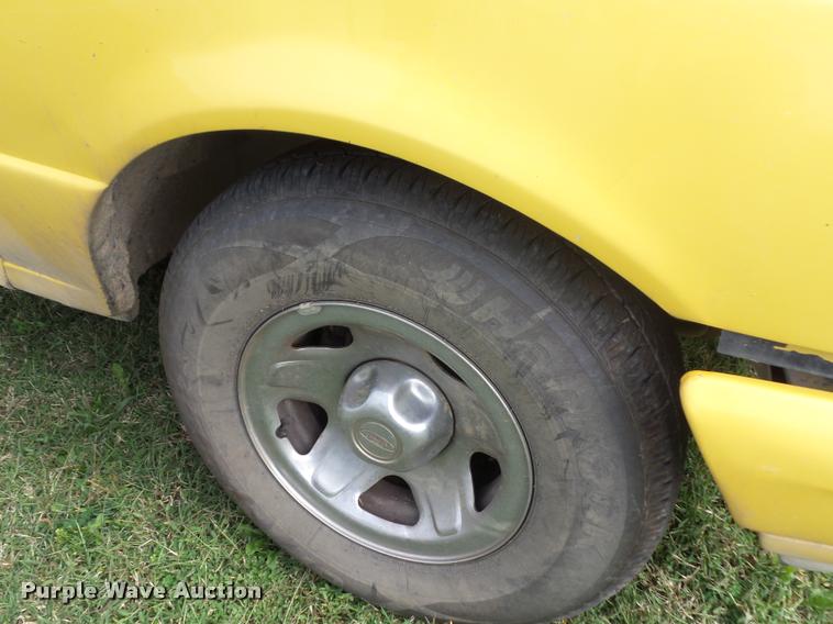 image for item L4425 1995 Ford Ranger flatbed pickup truck