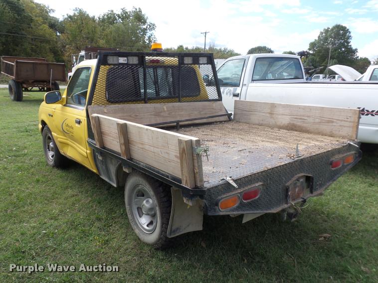 image for item L4425 1995 Ford Ranger flatbed pickup truck