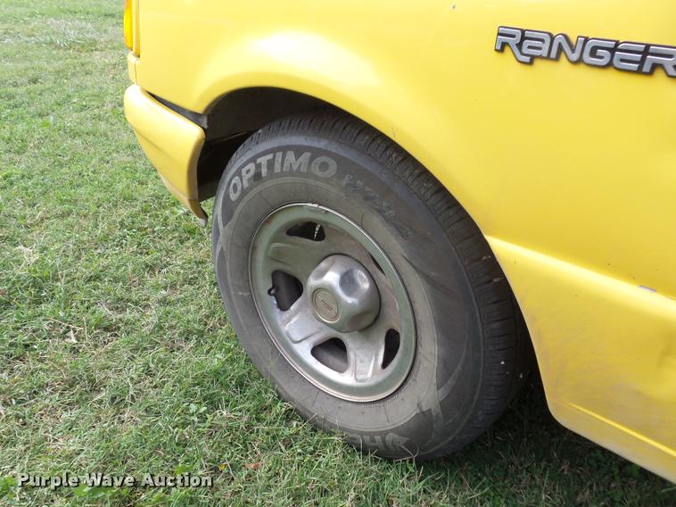 image for item L4425 1995 Ford Ranger flatbed pickup truck