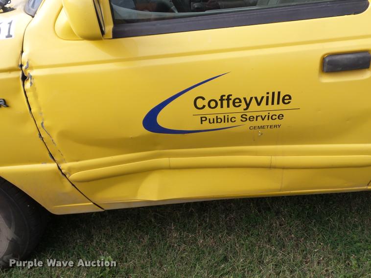 image for item L4425 1995 Ford Ranger flatbed pickup truck