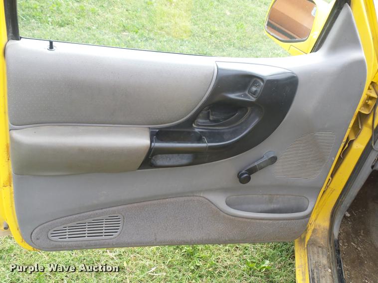 image for item L4425 1995 Ford Ranger flatbed pickup truck