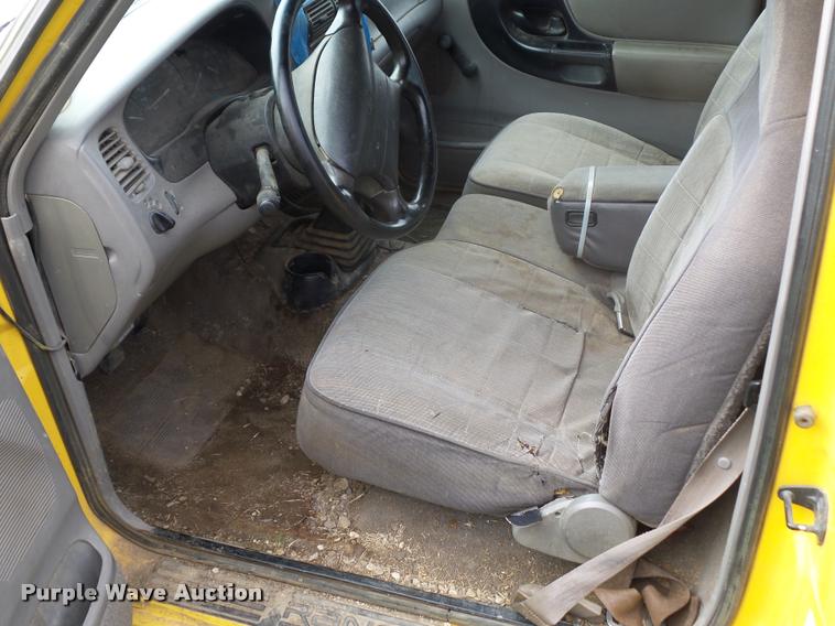 image for item L4425 1995 Ford Ranger flatbed pickup truck