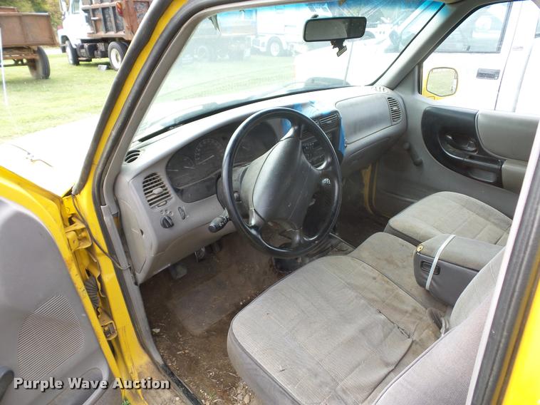 image for item L4425 1995 Ford Ranger flatbed pickup truck