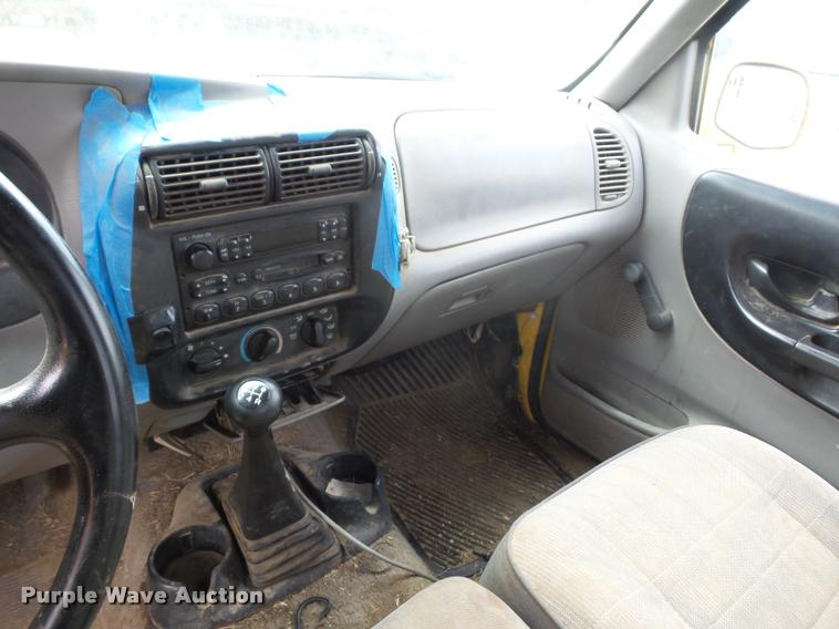 image for item L4425 1995 Ford Ranger flatbed pickup truck