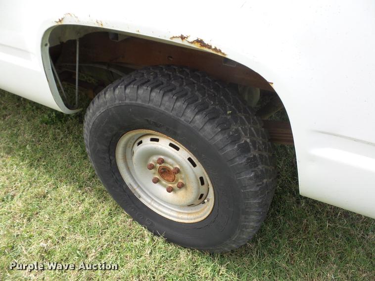 image for item L4426 1989 GMC 2500 pickup truck