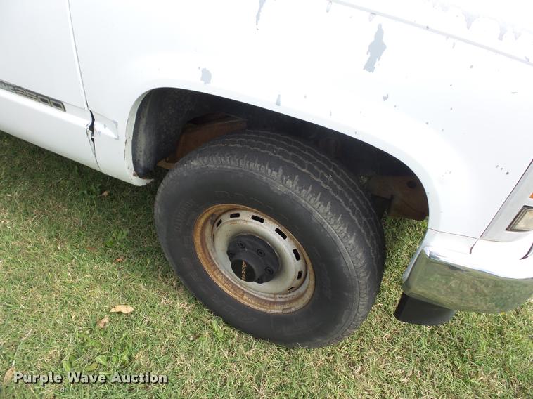 image for item L4426 1989 GMC 2500 pickup truck