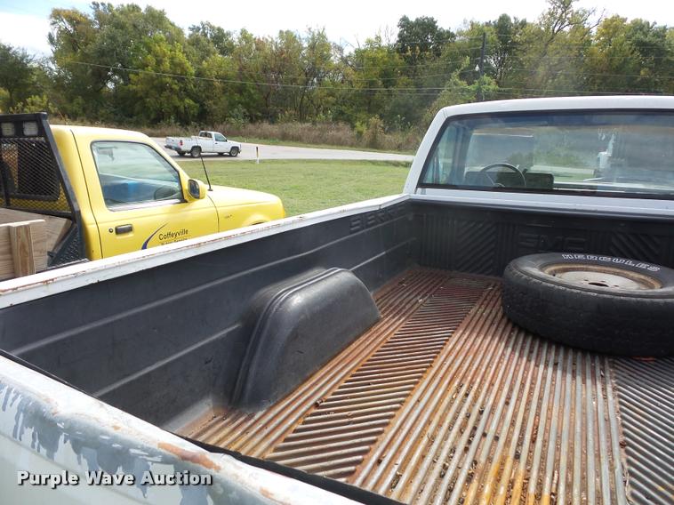 image for item L4426 1989 GMC 2500 pickup truck