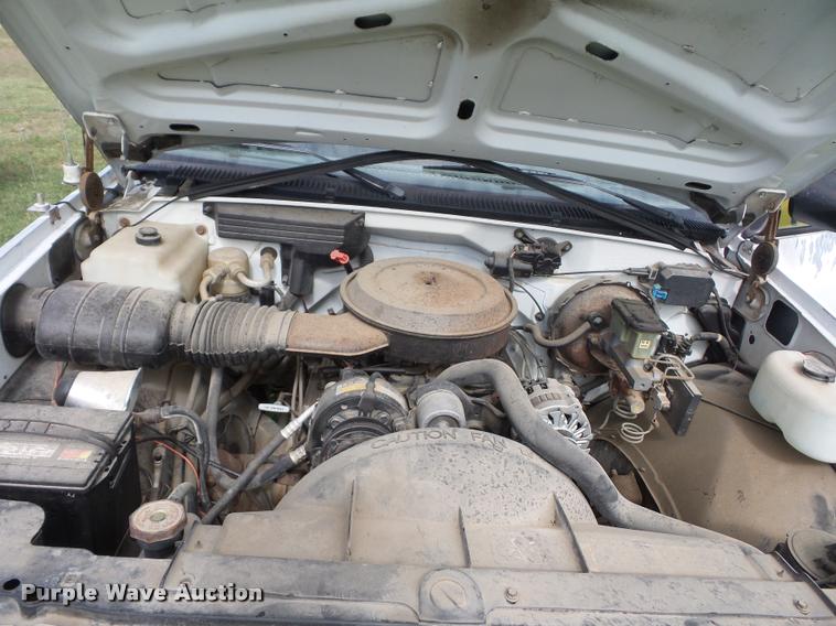 image for item L4426 1989 GMC 2500 pickup truck