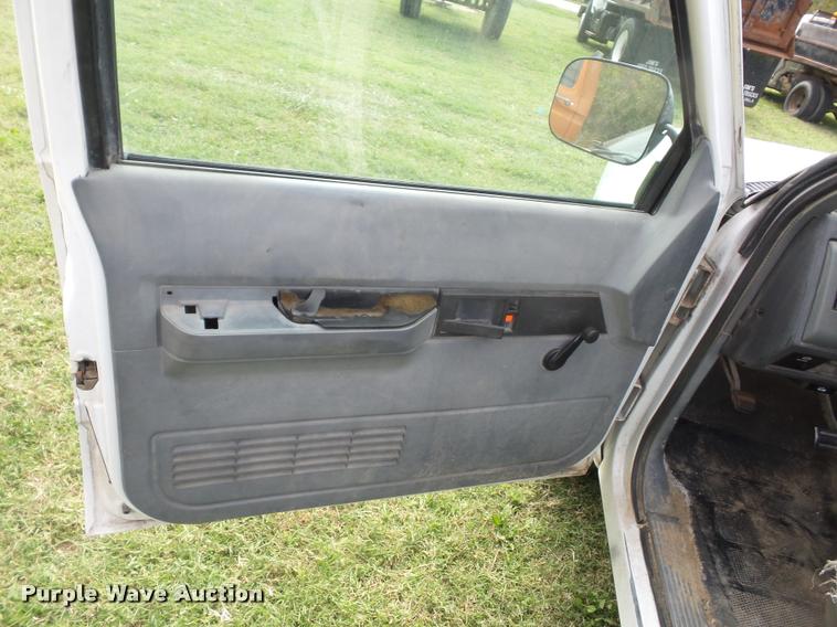 image for item L4426 1989 GMC 2500 pickup truck
