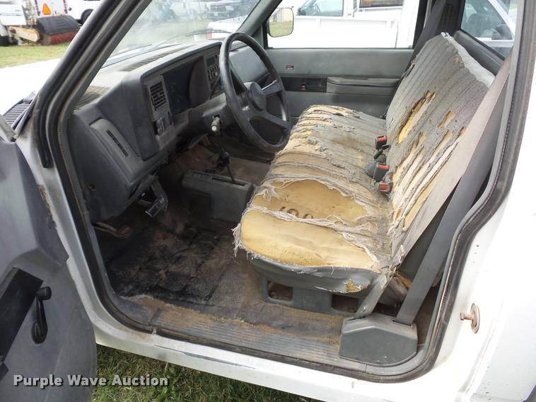 image for item L4426 1989 GMC 2500 pickup truck