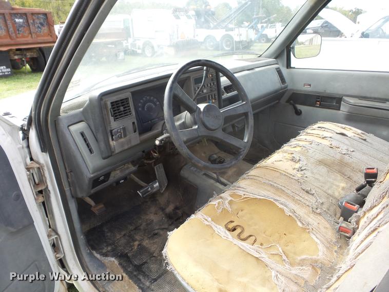 image for item L4426 1989 GMC 2500 pickup truck