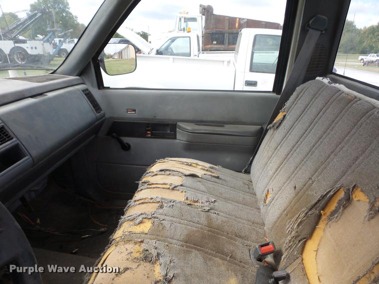 image for item L4426 1989 GMC 2500 pickup truck