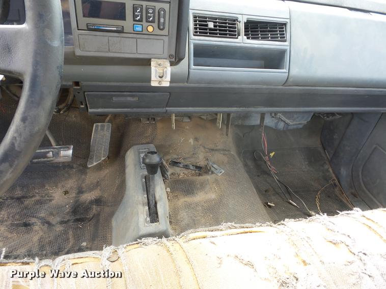 image for item L4426 1989 GMC 2500 pickup truck