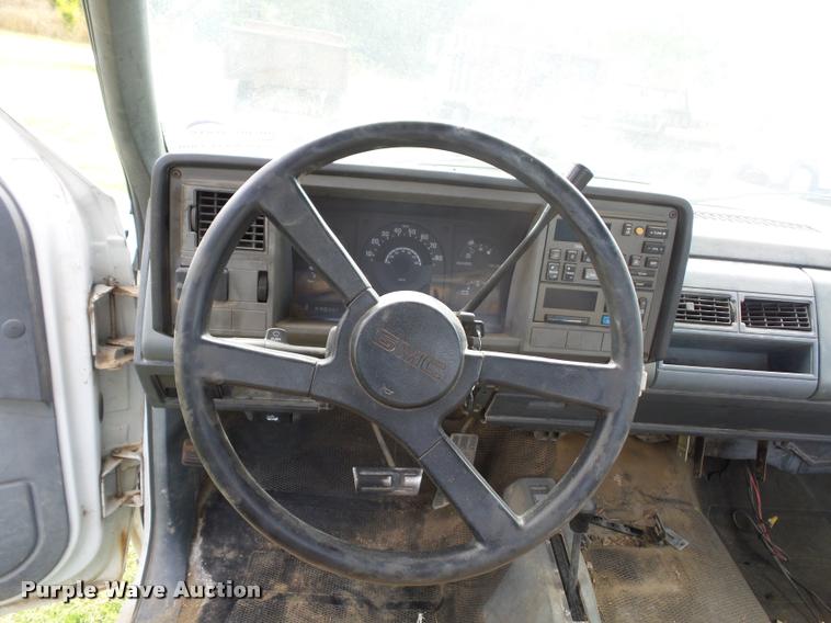 image for item L4426 1989 GMC 2500 pickup truck