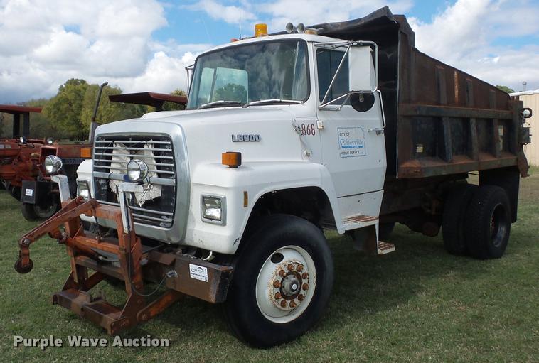 image for item L4429 1988 Ford L8000 dump truck