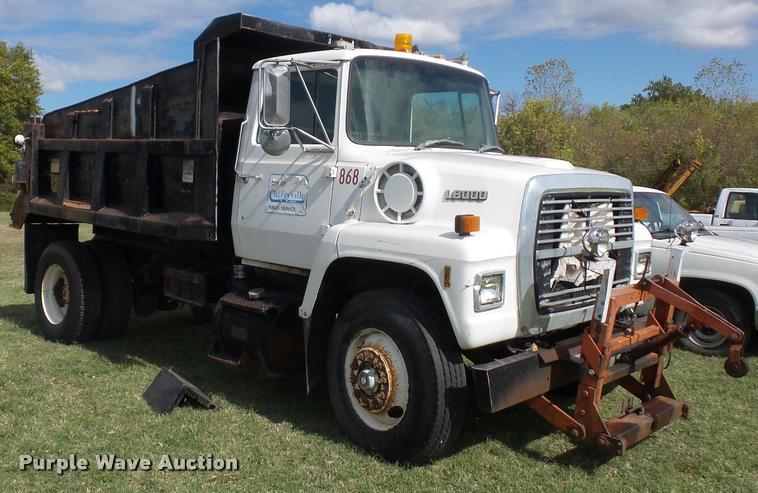 image for item L4429 1988 Ford L8000 dump truck