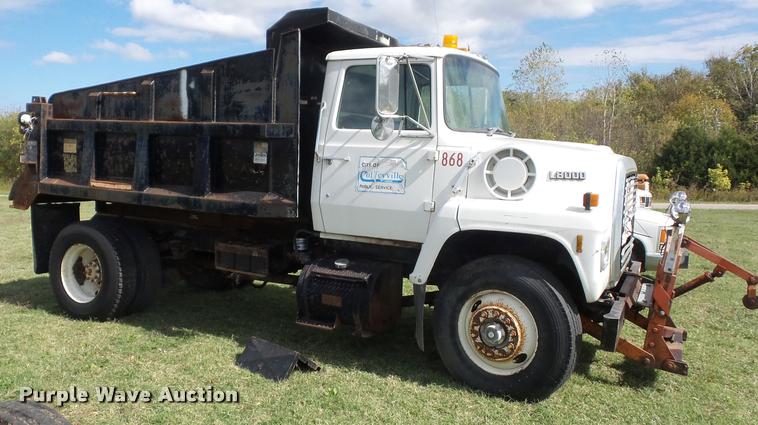 image for item L4429 1988 Ford L8000 dump truck