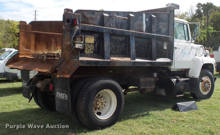 image for item L4429 1988 Ford L8000 dump truck