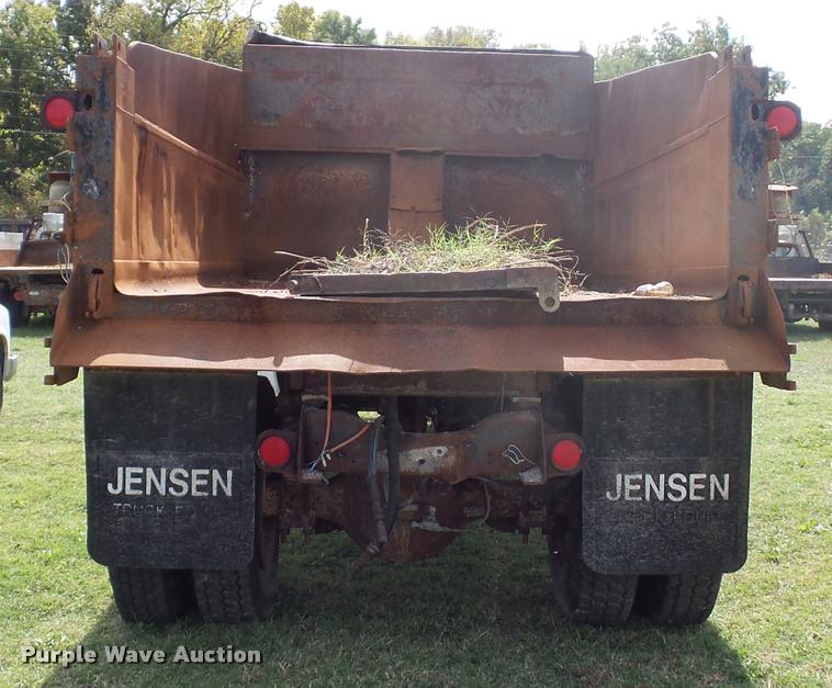 image for item L4429 1988 Ford L8000 dump truck