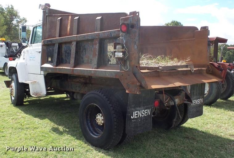 image for item L4429 1988 Ford L8000 dump truck