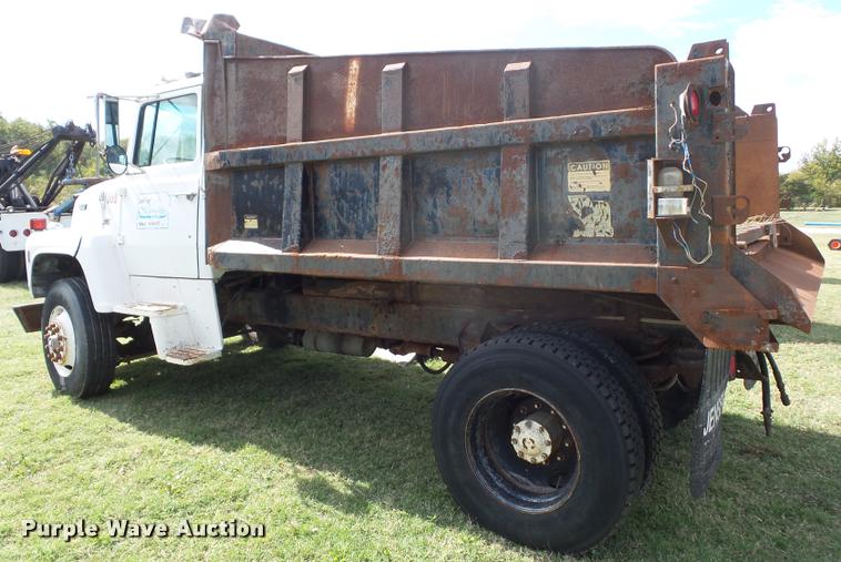 image for item L4429 1988 Ford L8000 dump truck