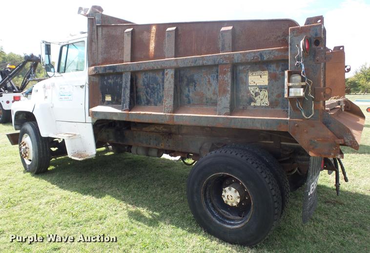 image for item L4429 1988 Ford L8000 dump truck