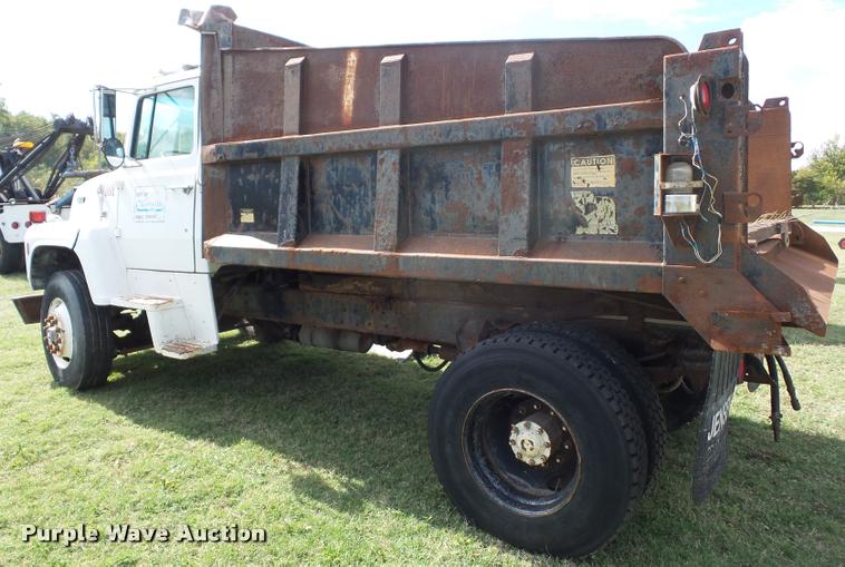 image for item L4429 1988 Ford L8000 dump truck