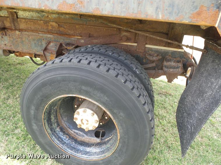 image for item L4429 1988 Ford L8000 dump truck