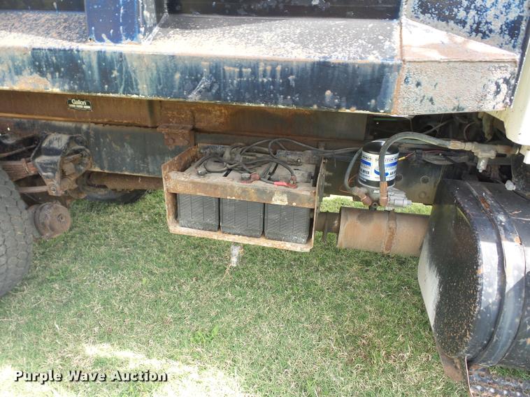 image for item L4429 1988 Ford L8000 dump truck