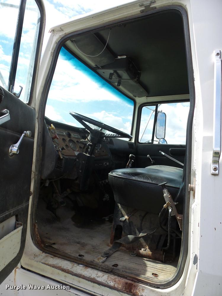 image for item L4429 1988 Ford L8000 dump truck