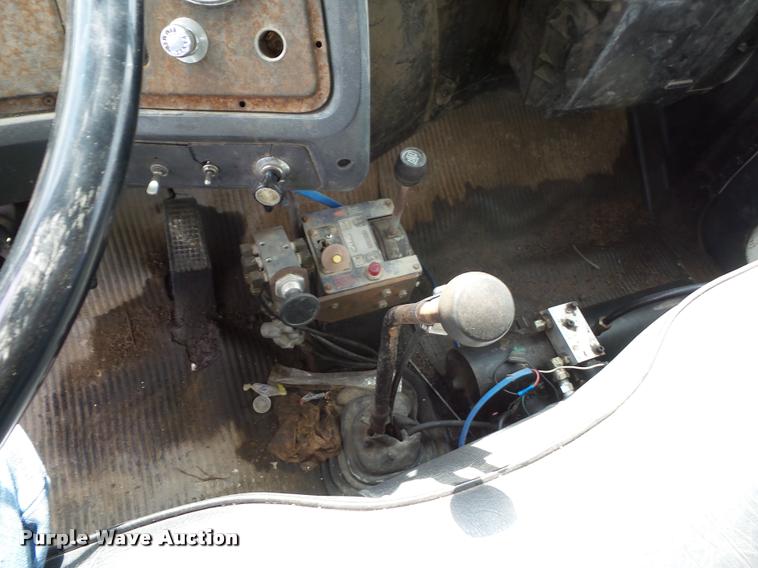 image for item L4429 1988 Ford L8000 dump truck