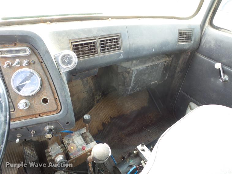 image for item L4429 1988 Ford L8000 dump truck