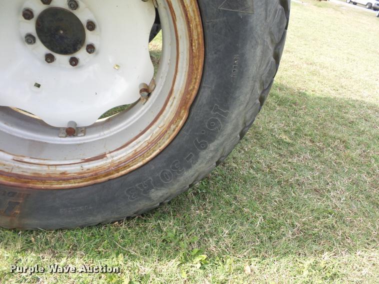 image for item L4430 1988 Case IH 685 tractor