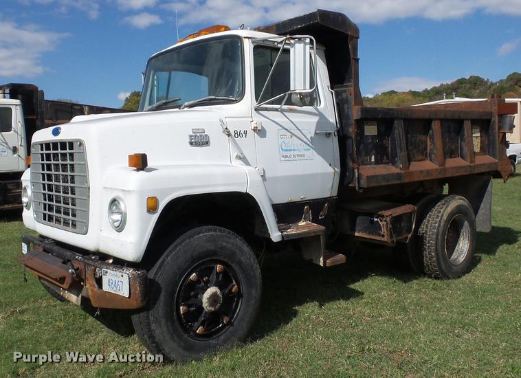 image for item L4440 1985 Ford 8000 dump truck