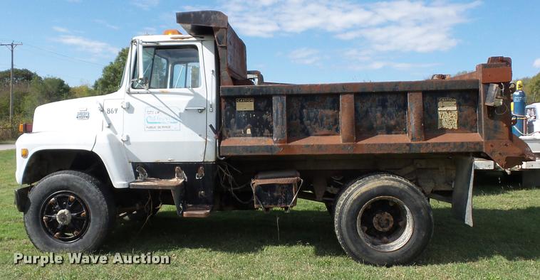 image for item L4440 1985 Ford 8000 dump truck