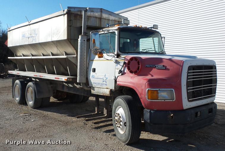 image for item L4441 1993 Ford L9000 truck cab and chassis