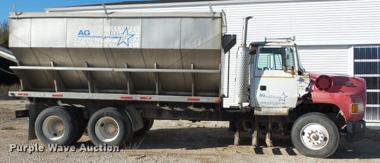 image for item L4441 1993 Ford L9000 truck cab and chassis