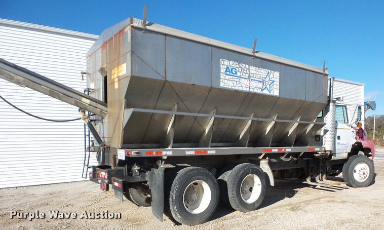 image for item L4441 1993 Ford L9000 truck cab and chassis