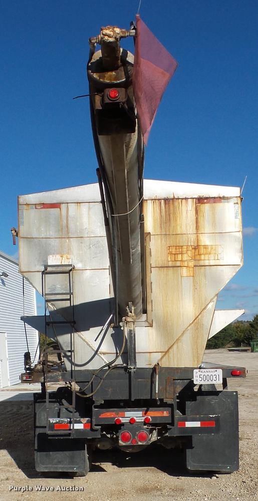 image for item L4441 1993 Ford L9000 truck cab and chassis