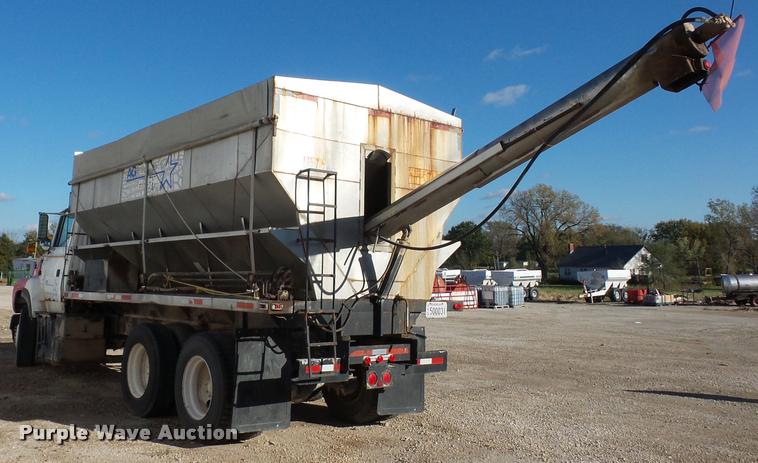 image for item L4441 1993 Ford L9000 truck cab and chassis