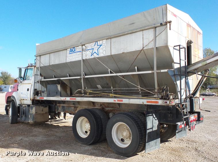 image for item L4441 1993 Ford L9000 truck cab and chassis