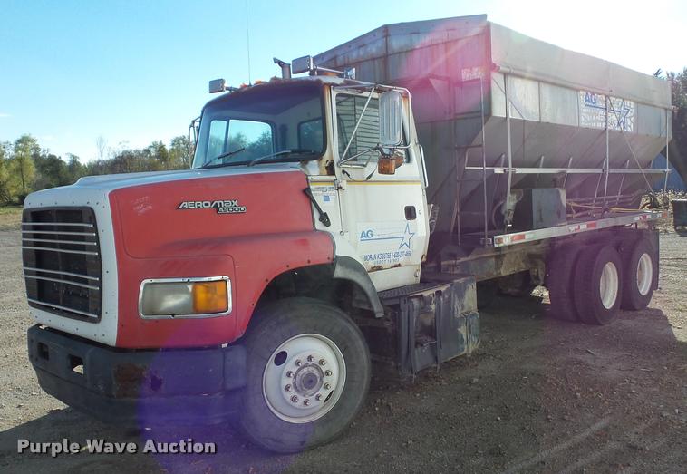 image for item L4441 1993 Ford L9000 truck cab and chassis