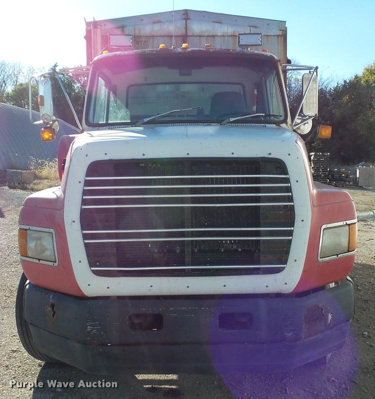 image for item L4441 1993 Ford L9000 truck cab and chassis