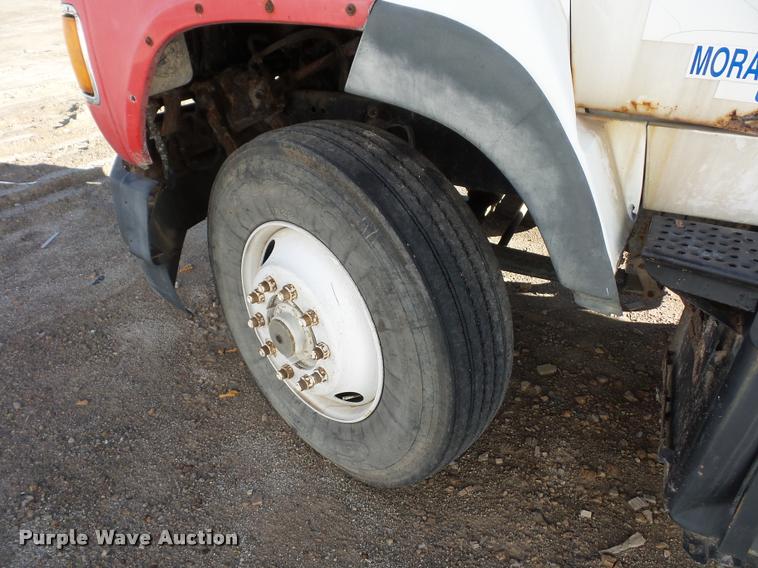 image for item L4441 1993 Ford L9000 truck cab and chassis