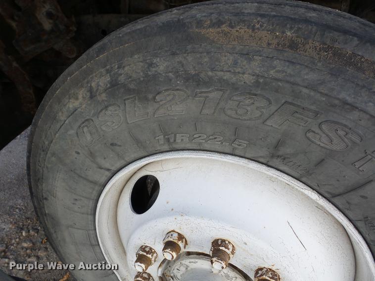 image for item L4441 1993 Ford L9000 truck cab and chassis