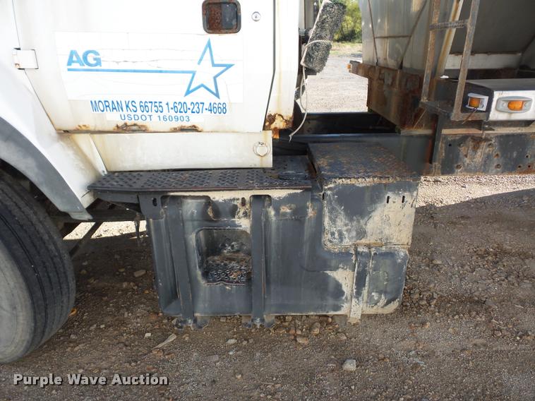 image for item L4441 1993 Ford L9000 truck cab and chassis