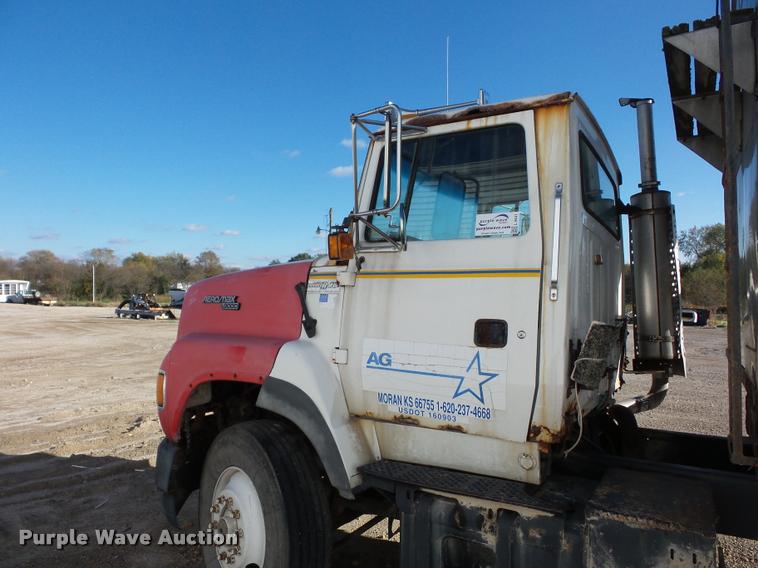 image for item L4441 1993 Ford L9000 truck cab and chassis