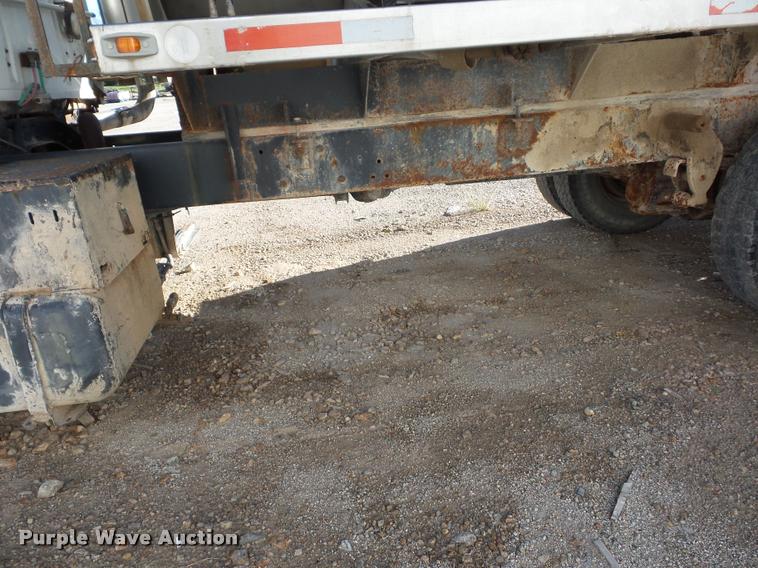 image for item L4441 1993 Ford L9000 truck cab and chassis