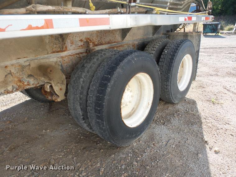 image for item L4441 1993 Ford L9000 truck cab and chassis